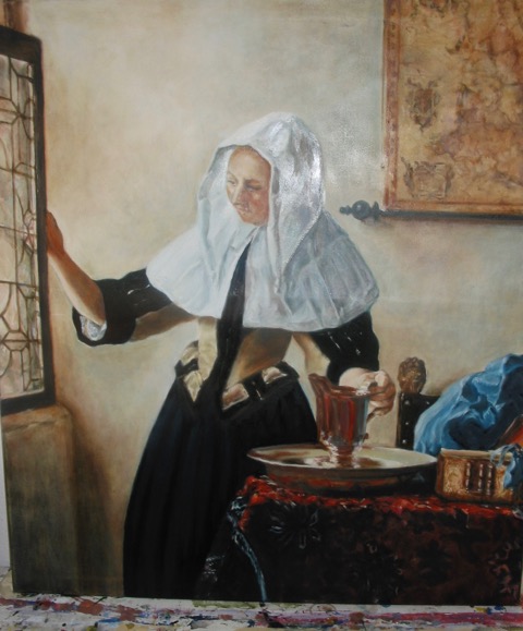 Vermeer, Frau am Fenster greift nach einem Krug, der auf dem Tisch steht.